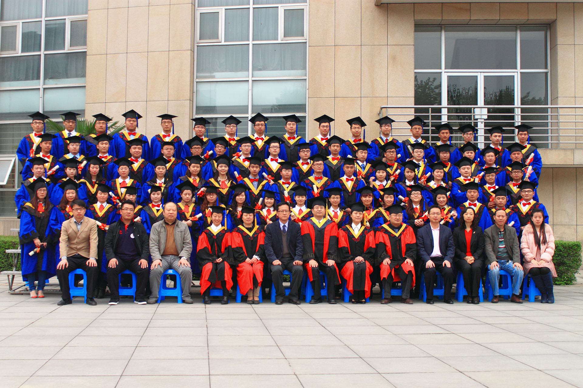 信息与控制工程学院2013届研究生毕业合影
