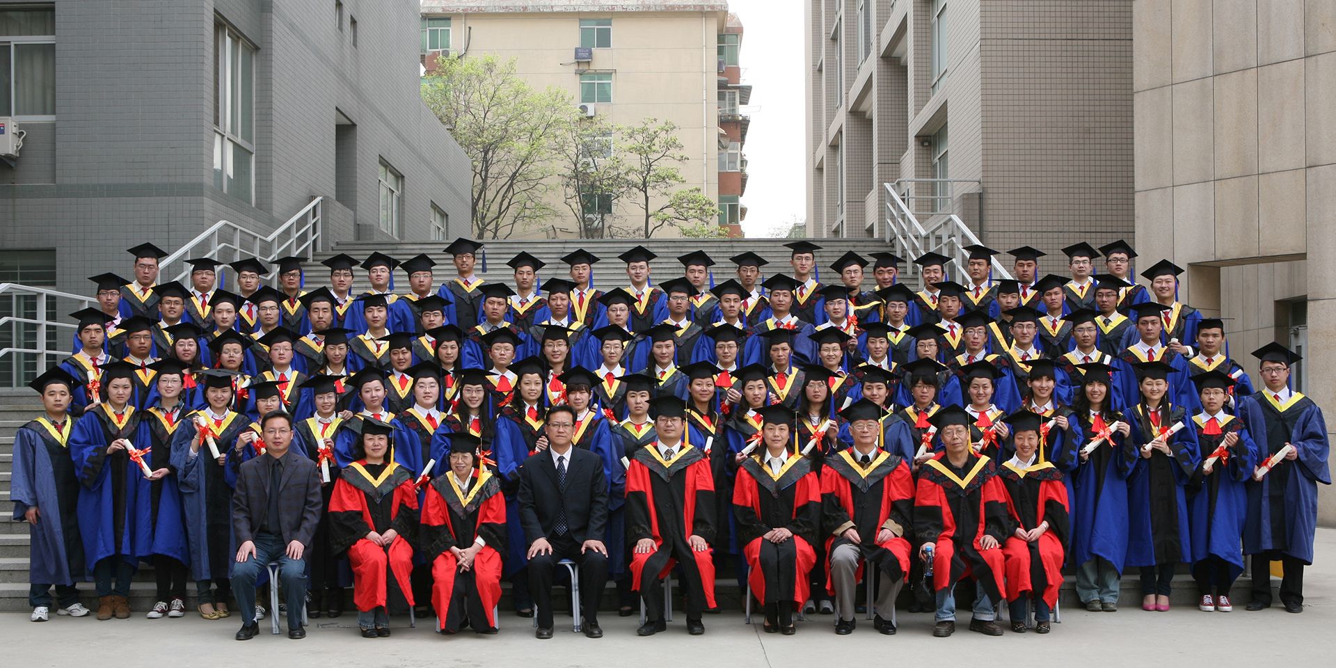 信息与控制工程学院2011届研究生毕业合影