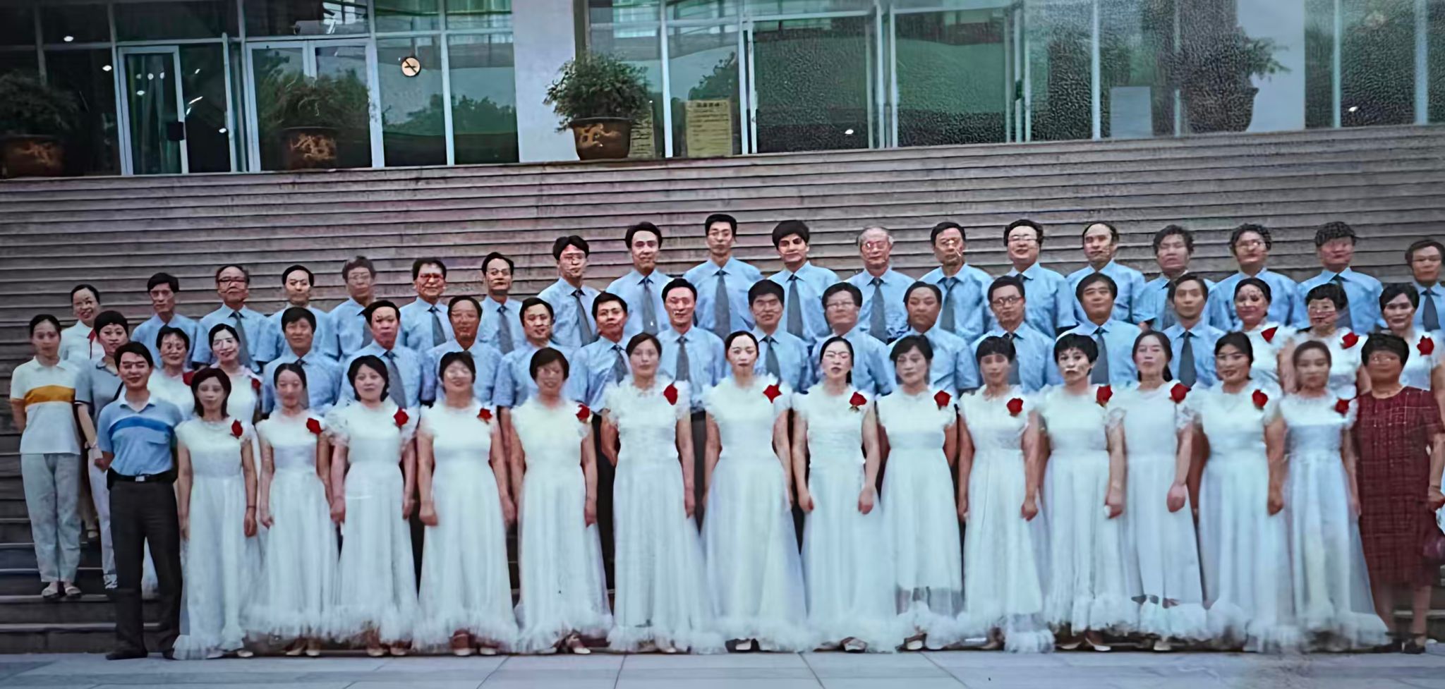 西建大教工纪念建党八十周年歌咏演唱会纪念合影